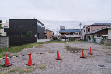 更地の空き地　三角コーンで囲まれた駐車場予定地 © Yuta