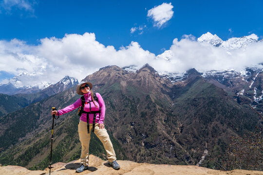Mujer senderista caminando por los espectaculares caminos del valle khumbu. Yendo al Everest Base Camp, en Nepal.