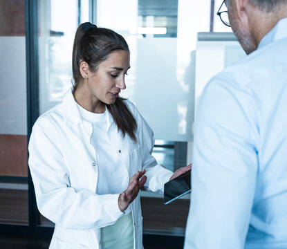 Doctor gives health advice to a patient using a tablet