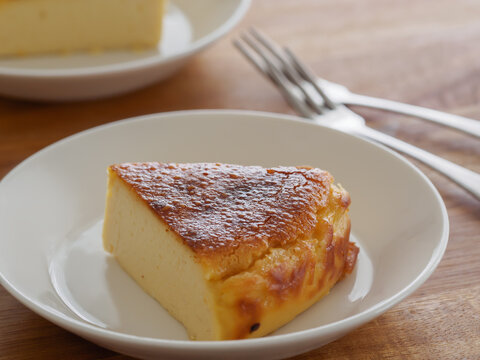 皿の上の自家製バスクチーズケーキ