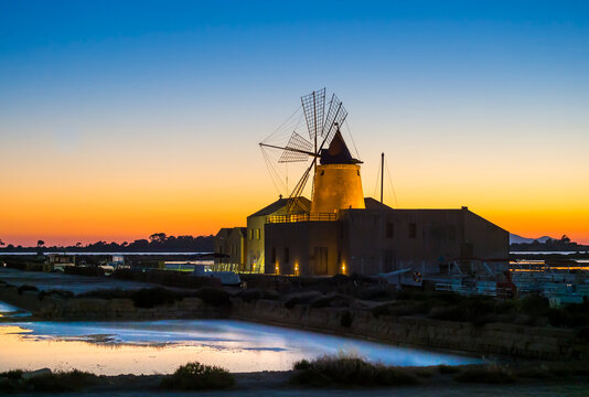 Italy, Sicily, Laguna dello Stagnone, Marsala, Saline Ettore Infersa windmill at sunset