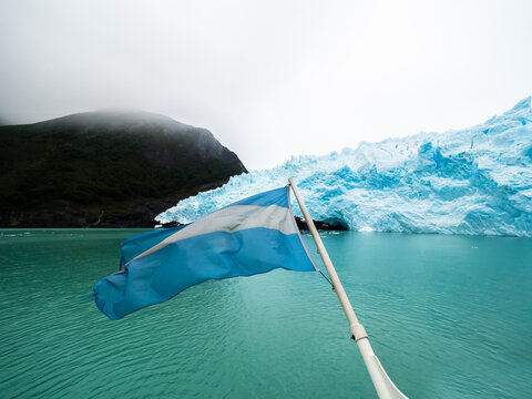 Argentina, Patagonia, El Calafate, Puerto Bandera, Lago Argentino, Parque Nacional Los Glaciares, Estancia Cristina, Spegazzini Glacier, Argentinian flag and iceberg
