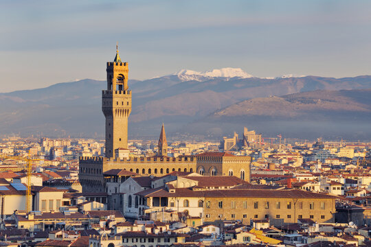 Palazzo Vecchio dominates the Florence skyline at early morning