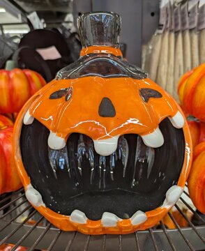 Tiempo de Halloween. Vista de cerca de calabaza de cer&aacute;mica con una gran boca abierta, para decoraci&oacute;n de Halloween, en estante de comercio