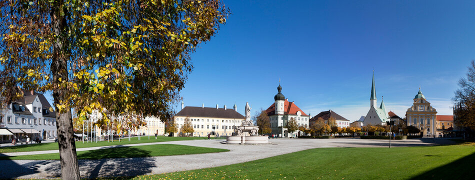Germany, Bavaria, Altoetting, cityscape at Kapellplatz