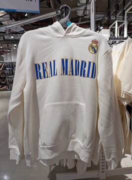 Tiempo de oto&ntilde;o. Vista de frente de una sudadera con capucha de color blanco con nombre y escudo del club de f&uacute;tbol Real Madrid, en tienda Primark, Madrid, Espa&ntilde;a, 22 de agosto de 2026