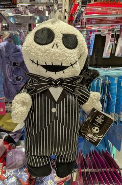 Tiempo de Halloween. Bolsa de agua caliente con la forma de Jack Skellington de Tim Burton's The Nightmare Before Christmas de Disney, tienda Primark, Madrid, Espa&ntilde;a, 22 de agosto de 2026
