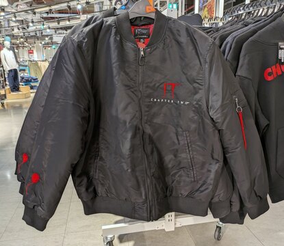 Tiempo de Halloween. Chaqueta con cremallera de la pel&iacute;cula de terror It Chapter Two en tienda Primark de Madrid, Espa&ntilde;a, 24 de agosto de 2026