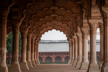 Obraz premium Repeating scalloped arches in an Agra Fort colonnade
