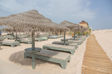 Sunshades and sundbeds at beach at Novo Sancti Petri, Chiclana, Cádiz, Spain © AventuraSur