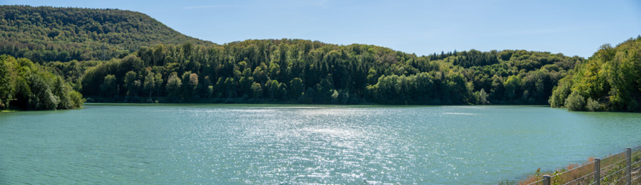 Uferlandschaft eines Stausees