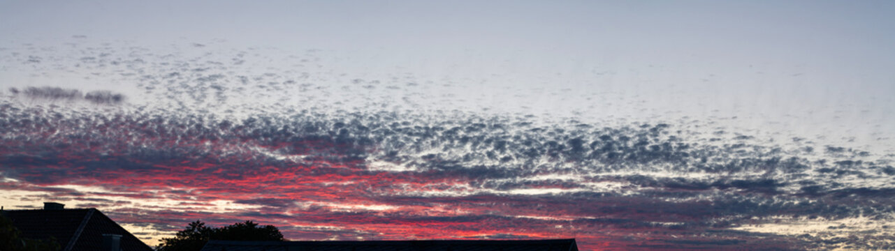 Die Abendsonne f&auml;rbt die Wolken in rosa Streifen
