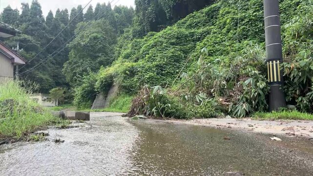 大雨被害 土砂崩れのイメージ