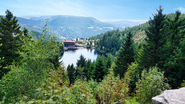 Blick zum Mummelsee und die umliegenden Schwarzwaldh&ouml;hen im Natinalpark