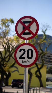 20 km/h speed limit and no parking traffic signs in Brazil