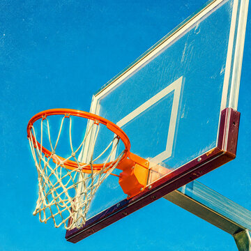 Acryl-Backboard und orangefarbener Korb