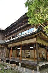 東桂園の中庭と縁側のある日本家屋（新潟県関川村） © UI_forever