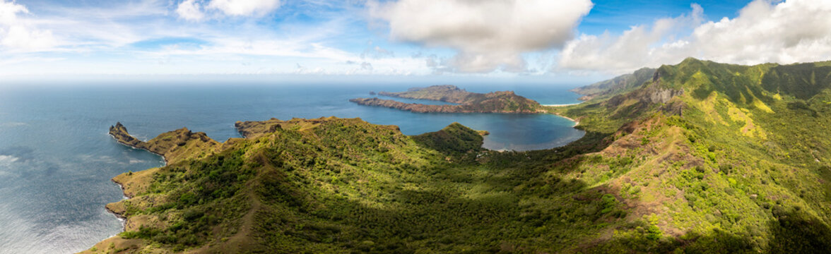 magnifique vue a&eacute;rienne des baies de anaho et hatuatua sur la cote nord de nuku hiva 