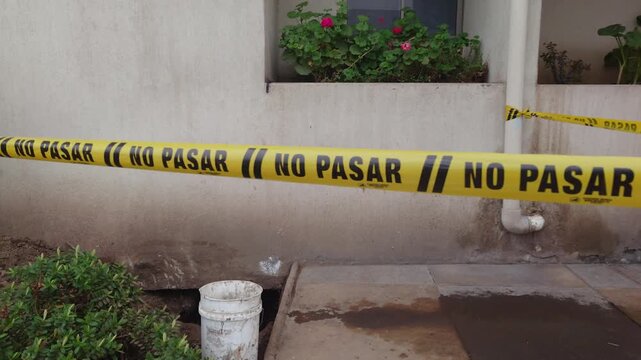 &Aacute;rea restringida delimitada con cinta amarilla de NO PASAR en el exterior de un edificio