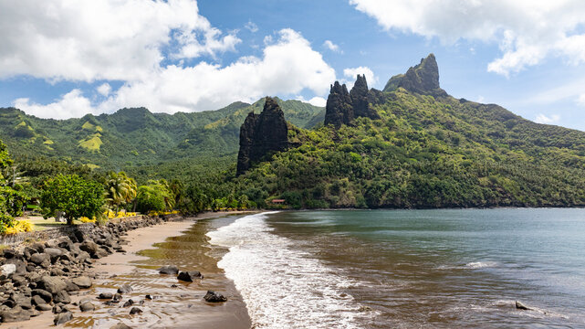 magnifque photos de la plage de la vall&eacute;e mythique de HATIHEU sur l'ile de nuku hiva dans l'archipel des marquises en polyn&eacute;sie francaise.
