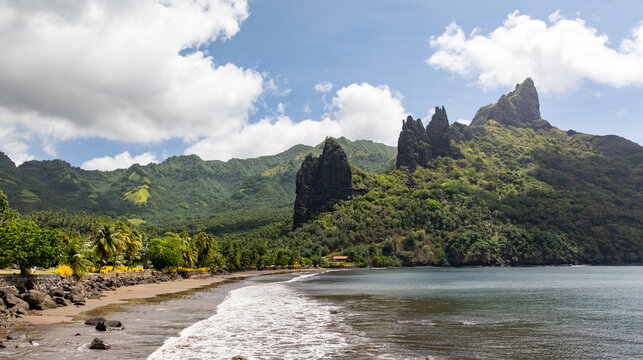 magnifque photos de la plage de la vall&eacute;e mythique de HATIHEU sur l'ile de nuku hiva dans l'archipel des marquises en polyn&eacute;sie francaise.