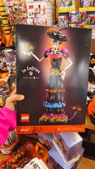 Obraz premium Potsdam, Germany - September 03, 2026: LEGO La Catrina building set box held by a person in a store, featuring colorful design and Halloween-themed decorations