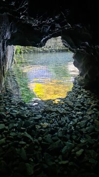 &Agrave; l'int&eacute;rieur de la jolie Grotte bleue, une source chaude situ&eacute;e &agrave; c&ocirc;t&eacute; du Mus&eacute;e du Marbre pyr&eacute;n&eacute;en (Bagn&egrave;res-de-Bigorre, Hautes-Pyr&eacute;n&eacute;es)
