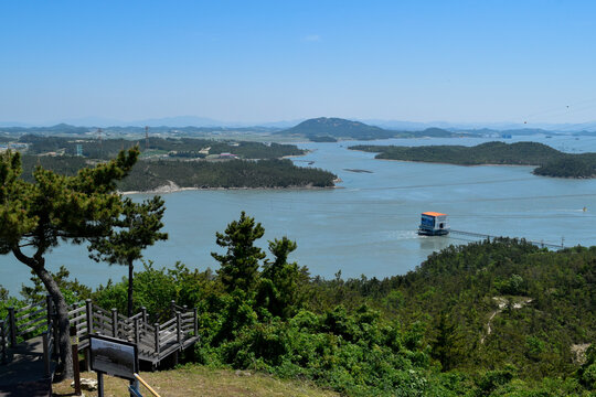 진도타워 아래로 펼쳐진 진도와 다도해 풍경, The scenery of Jindo and the archipelago unfolding below Jindo Tower