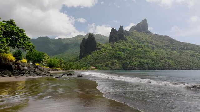 video drone basse altitude de la mythique plage de HATIHEU avec ces c&eacute;l&egrave;bres pitons volcaniques sur l'ile de Nuku hiva dans l'archipel des marquises en polyn&eacute;sie fran&ccedil;aises 