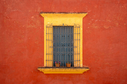 Ventana de casa colonial en el barrio de Xochimilco Oaxaca, M&eacute;xico