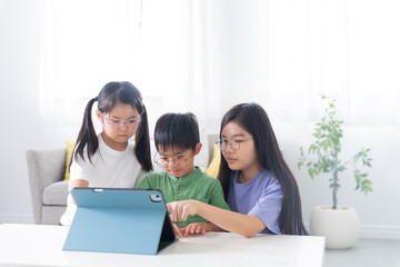 Fototapeta premium 家でタブレットで勉強する子供