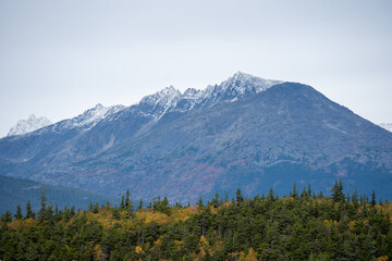 Fototapeta premium Snow covered mountain peak in Skagway, Alaska during autumn