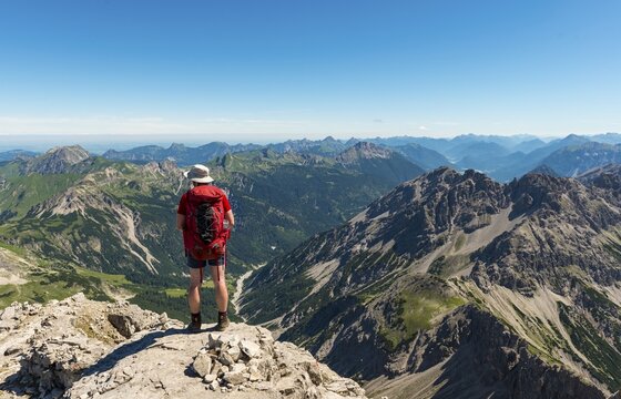Hikers look out over mountains and alps,  Hiking trail to the Hochvogel, small Ro&szlig;zahn, Allg&auml;u, Allg&auml;uer Hochalpen, Bavaria, Germany