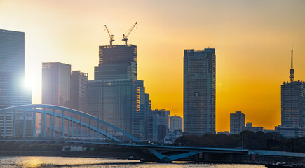 夕日に染まる空と築地大橋および勝どき・築地の  高層ビル群 © taka