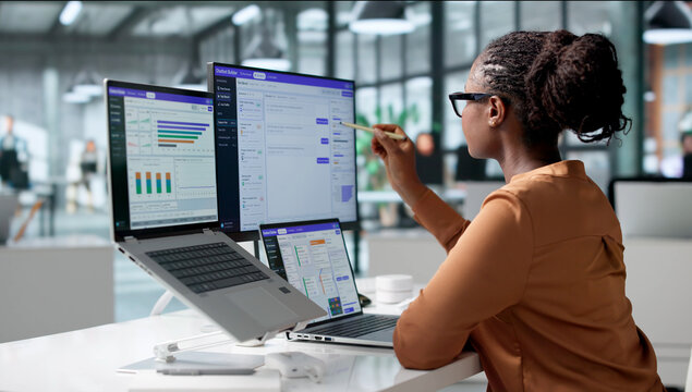 Customer Support Specialist Uses AI Chatbot Software Platform