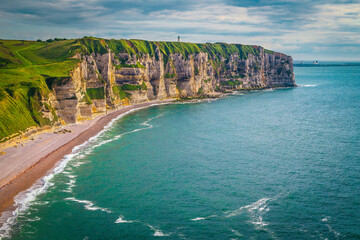 Obraz premium Stunning beach and high cliffs near Etretat, Normandy, France