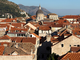 Obraz premium City Walls Dubrovnik Croatia Travel Destination – Historic Old Town, Adriatic Sea and UNESCO Heritage. Beautiful view of Dubrovnik, Croatia, featuring the historic Old Town, medieval architecture,.