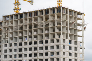 Construction of a new high-rise building showcases modern architecture and urban development in a bustling city © beholdereye