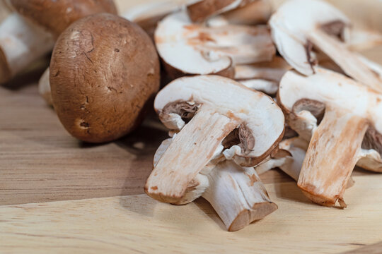 Braune Champignons in einer Nahaufnahme