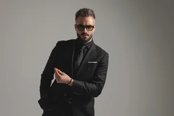 Serious man in black suit gesturing and looking forward © Viorel Sima