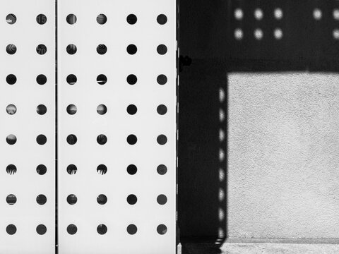Sfondo geometrico di elementi, luci ed ombre in bianco e nero. Linee verticali ed orizzontali.