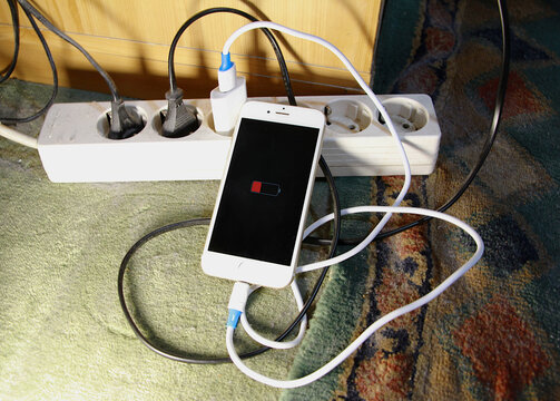 M&oacute;vil cargando s&iacute;mbolo sin bater&iacute;a y bater&iacute;a baja smartphone descargado tel&eacute;fono cargar enchufado en corriente apagado con ladr&oacute;n multiconector Mobile phone charging while plugged in with no battery