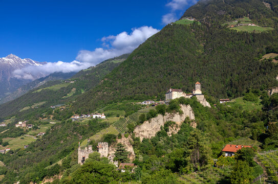Brunnenburg und Schloss Tirol bei Dorf Tirol, S&uuml;dtirol