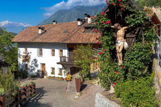 Schrein, Marterl, vor einem Bauwerk in Dorf Tirol, S&uuml;dtirol