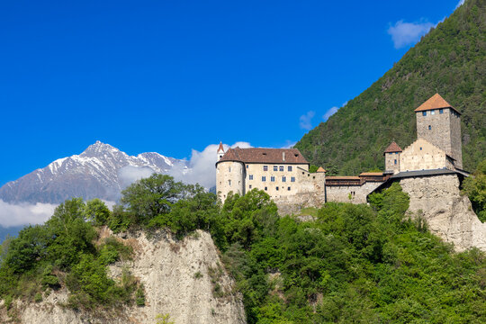 Schloss Tirol vor der Zielspitze bei Dorf Tirol, S&uuml;dtirol