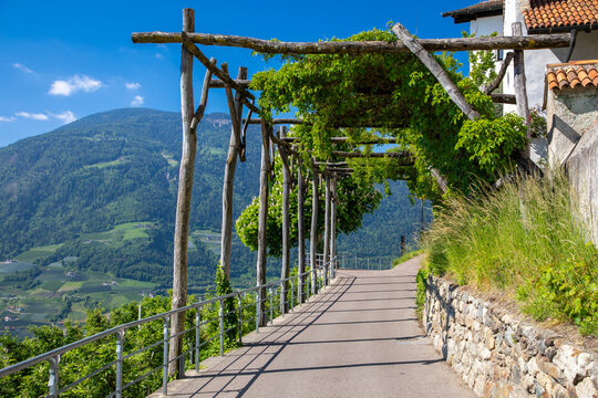 Laube an der Kirche Sankt Peter bei Dorf Tirol, S&uuml;dtirol