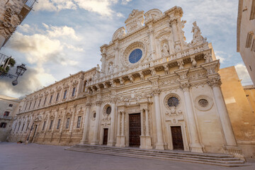 Facciata Basilica di Santa Croce a Lecce con vista del palazzo dei Celestini e ciao con nuvole - Salento - Puglia © BrunoBarillari