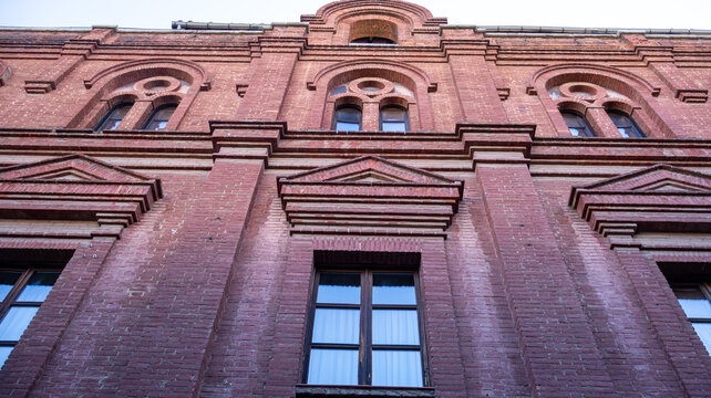 Vista inferior de la fachada de un edificio hist&oacute;rico de ladrillos rojos