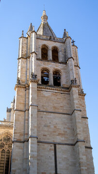 Torre g&oacute;tica de piedra de catedral con ventanas bajo cielo azul en Le&oacute;n, Espa&ntilde;a