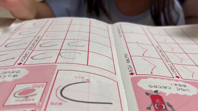 親子でひらがなを書く練習をする